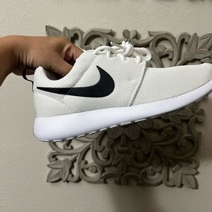 Nike Roshe SZ 7 NWT